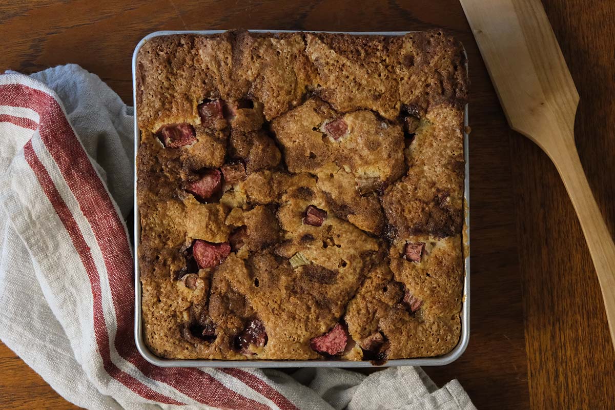 Delicious Lunar Rhubarb Cake Recipe with Lemon