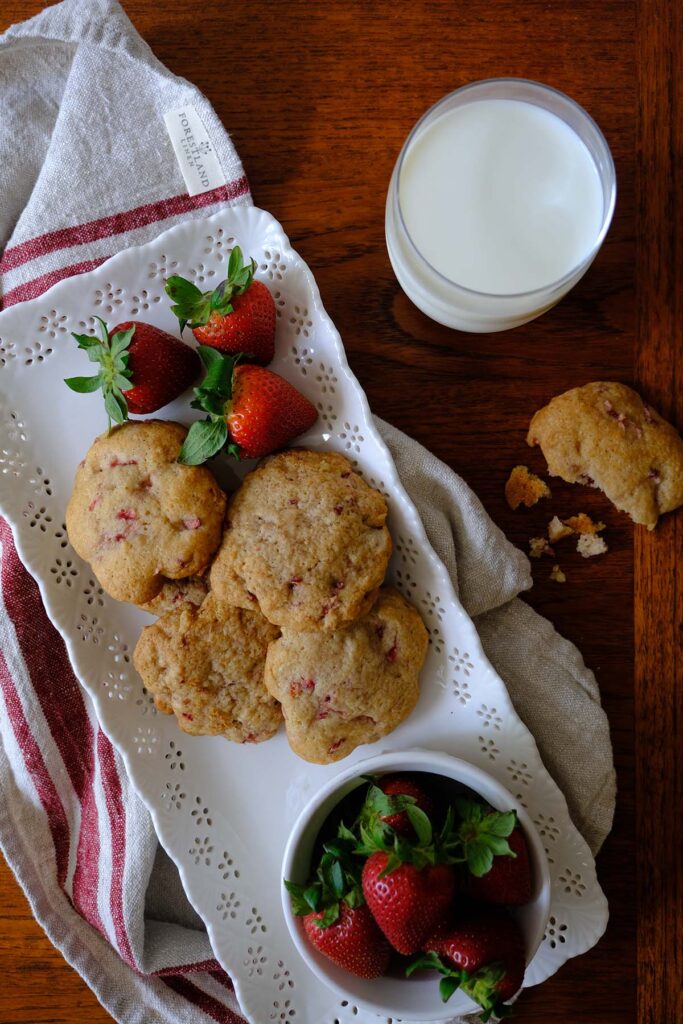 A tray of strawberry shortcake cookies with milk